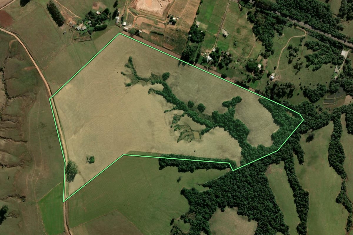 Imagem de satélite do imóvel rural em Santa Maria (RS), com o contorno declarado no CAR desenhado por cima.