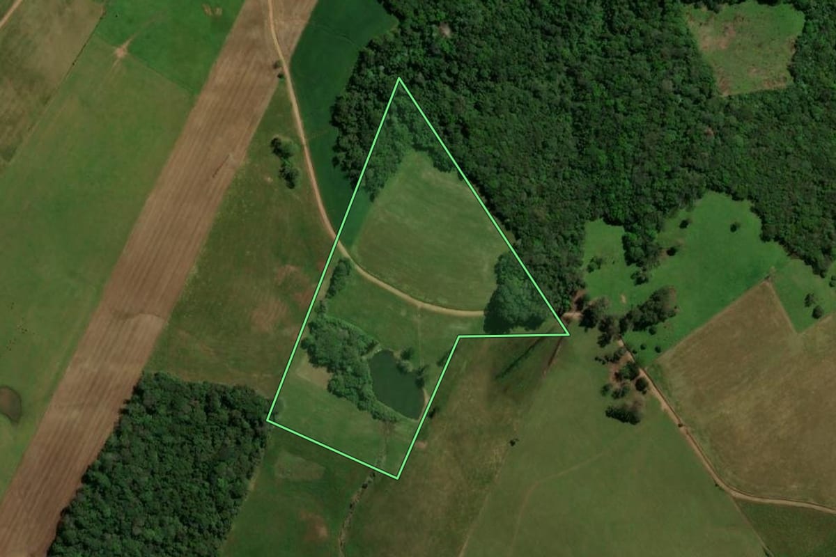 Imagem de satélite do imóvel rural em Santa Maria (RS), com o contorno declarado no CAR desenhado por cima.