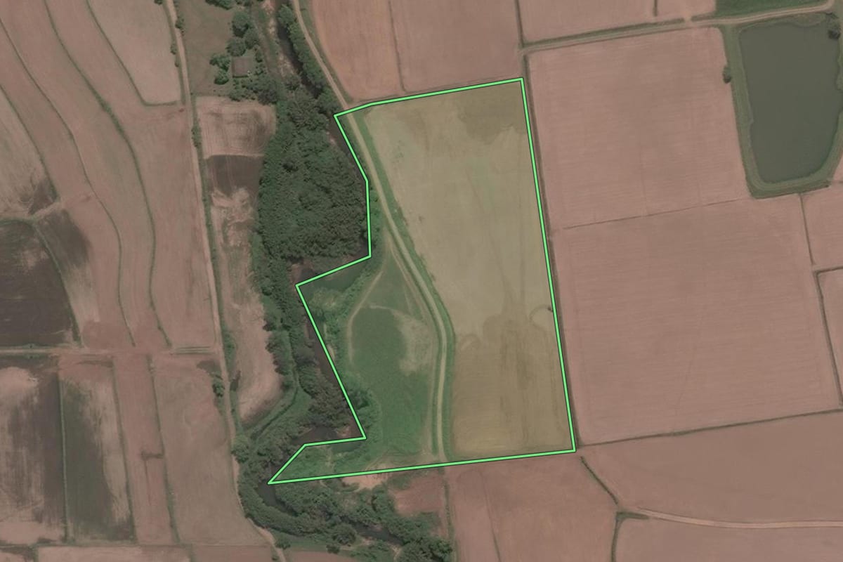 Imagem de satélite do imóvel rural em Santa Maria (RS), com o contorno declarado no CAR desenhado por cima.