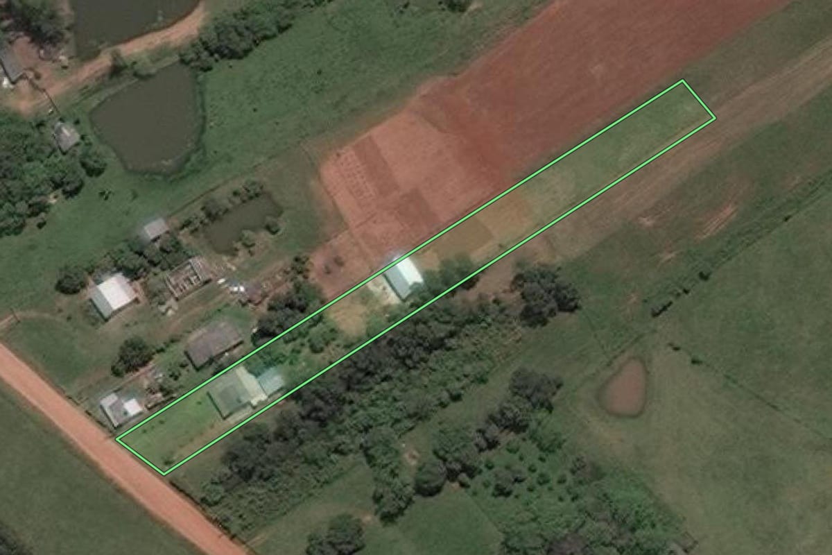 Imagem de satélite do imóvel rural em Santa Maria (RS), com o contorno declarado no CAR desenhado por cima.