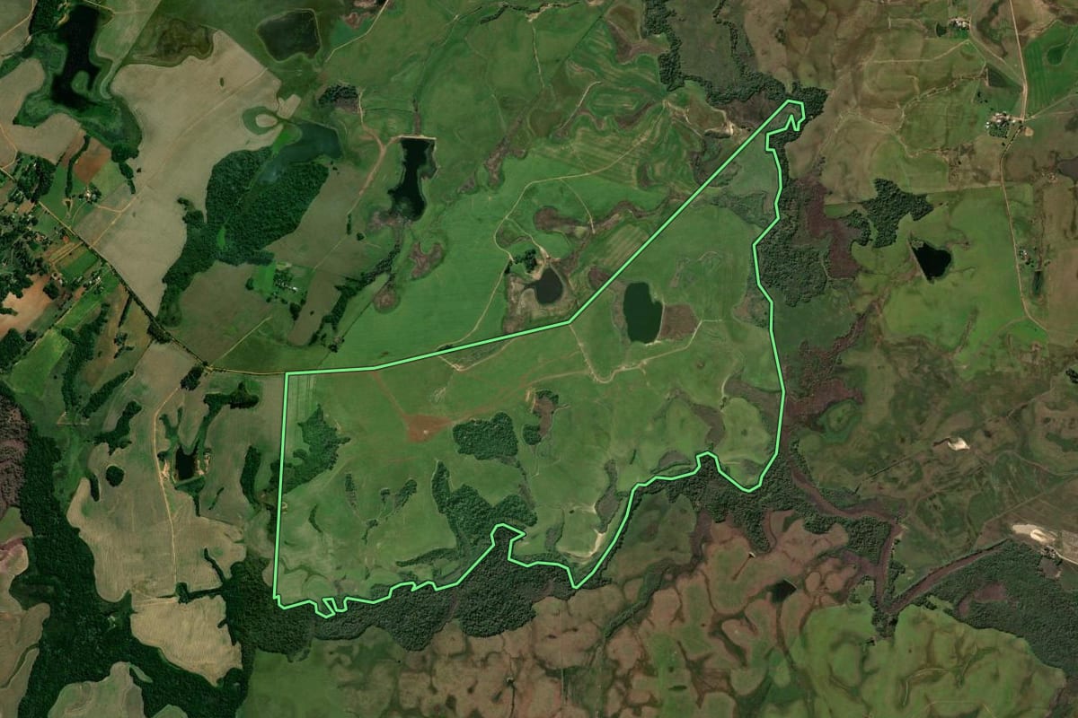 Imagem de satélite do imóvel rural em Santa Maria (RS), com o contorno declarado no CAR desenhado por cima.