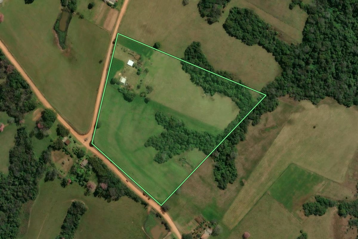 Imagem de satélite do imóvel rural em Santa Maria (RS), com o contorno declarado no CAR desenhado por cima.