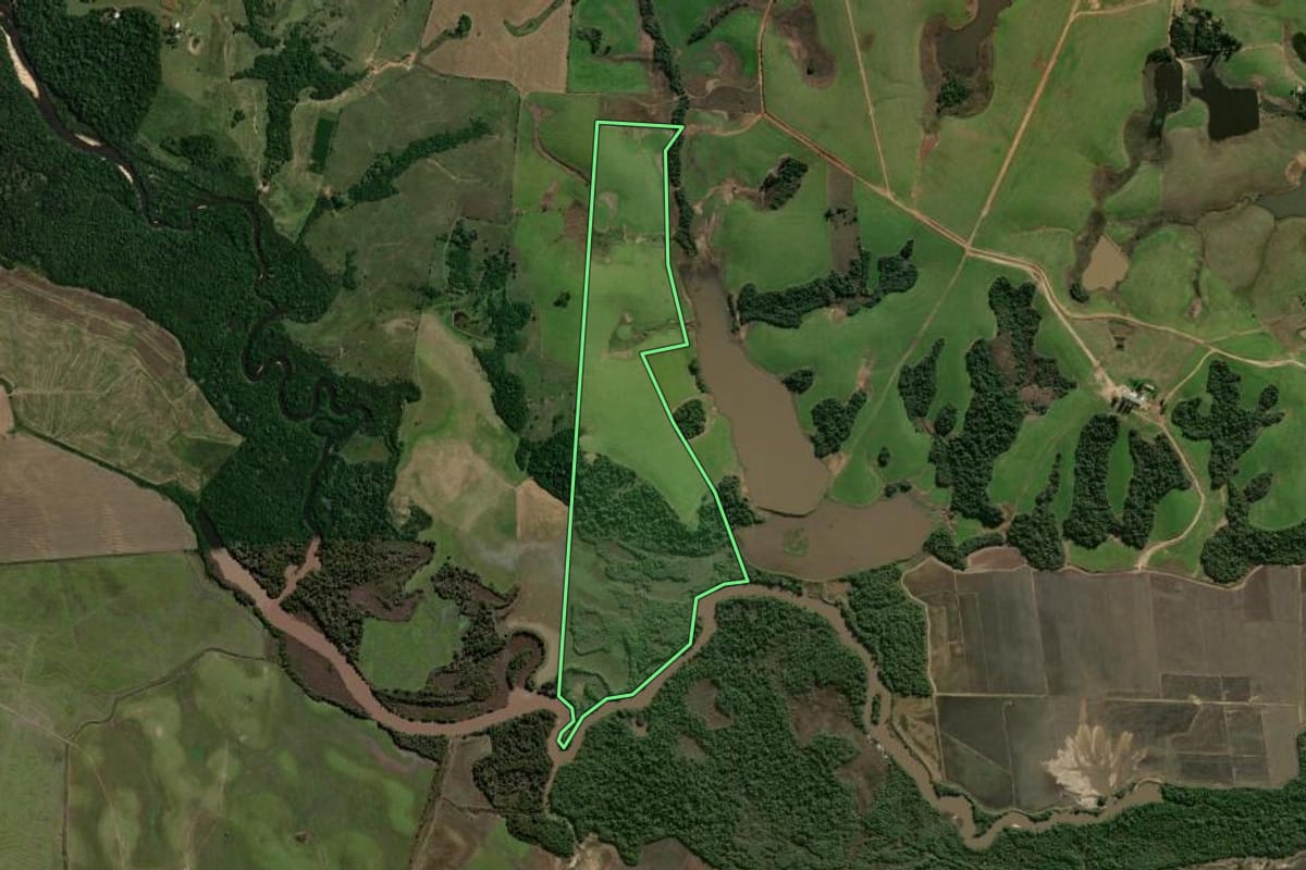 Imagem de satélite do imóvel rural em Santa Maria (RS), com o contorno declarado no CAR desenhado por cima.