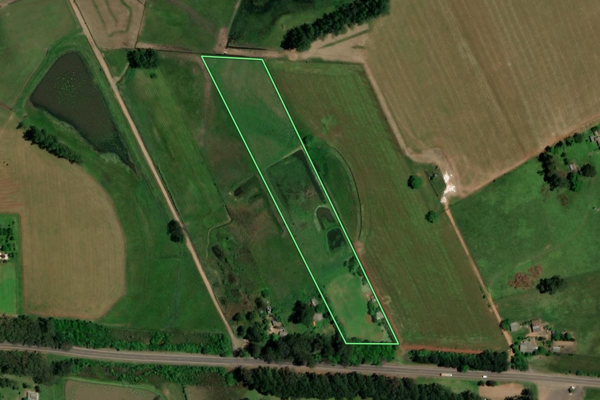 Imagem de satélite do imóvel rural em Santa Maria (RS), com o contorno declarado no CAR desenhado por cima.