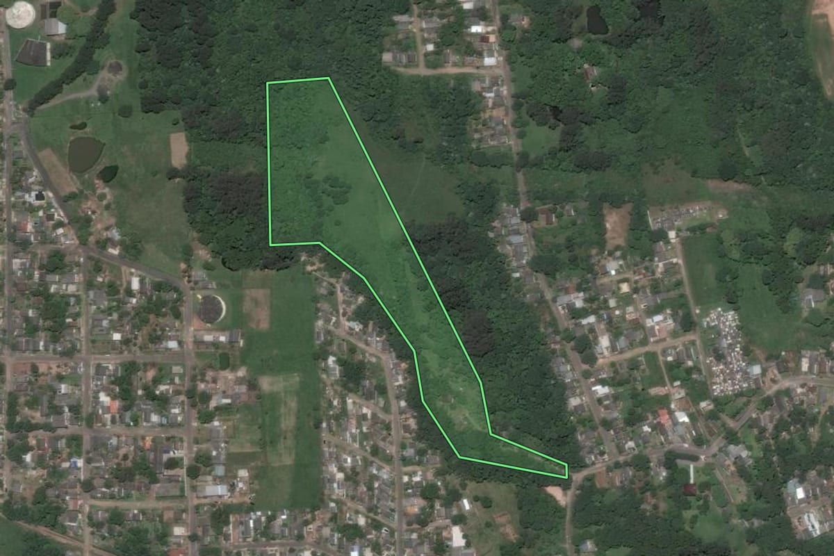 Imagem de satélite do imóvel rural em Santa Maria (RS), com o contorno declarado no CAR desenhado por cima.