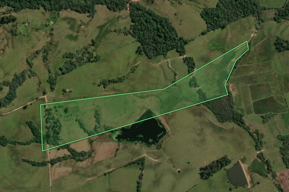 Imagem de satélite do imóvel rural em Santa Maria (RS), com o contorno declarado no CAR desenhado por cima.