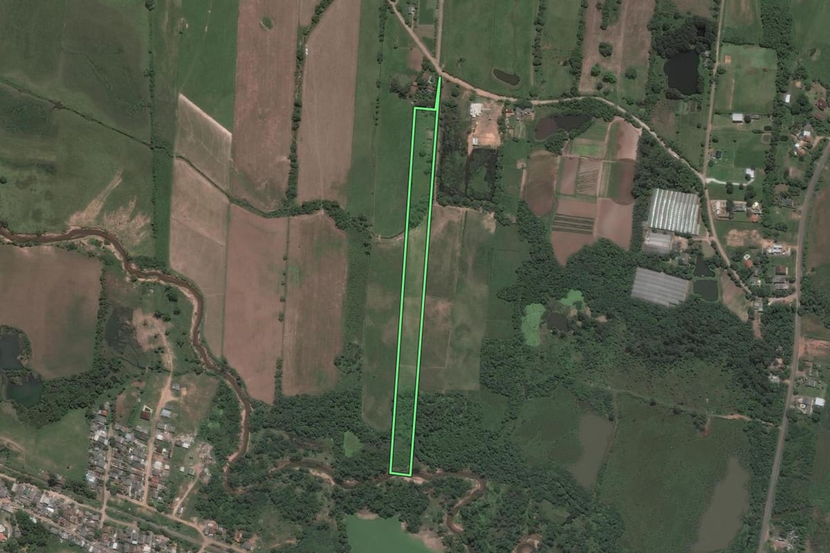 Imagem de satélite do imóvel rural em Santa Maria (RS), com o contorno declarado no CAR desenhado por cima.