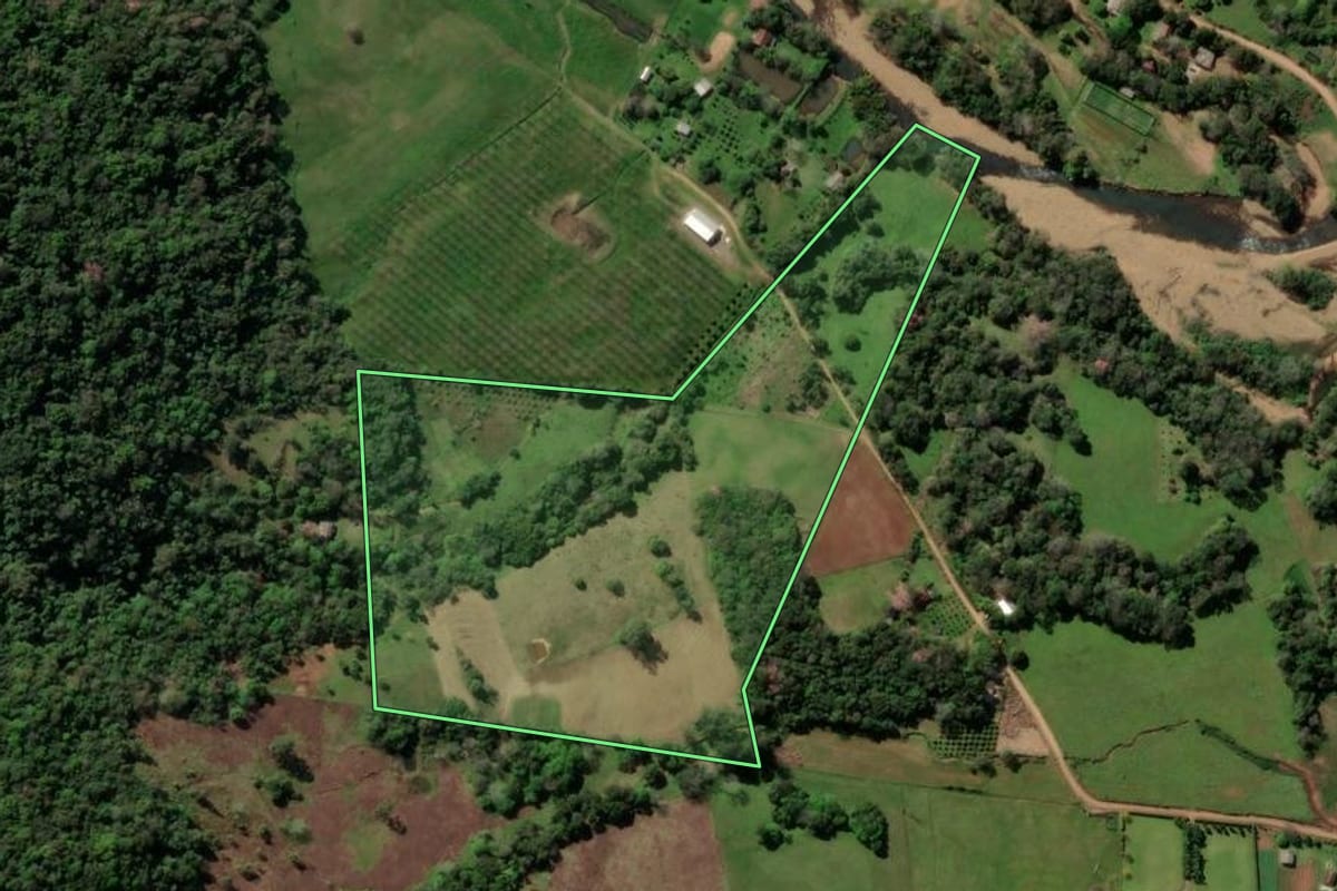 Imagem de satélite do imóvel rural em Santa Maria (RS), com o contorno declarado no CAR desenhado por cima.