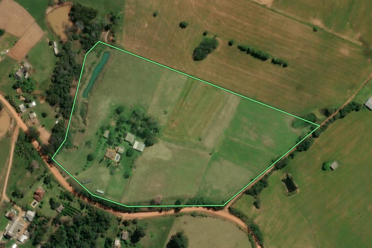 Imagem de satélite do imóvel rural em Santa Maria (RS), com o contorno declarado no CAR desenhado por cima.