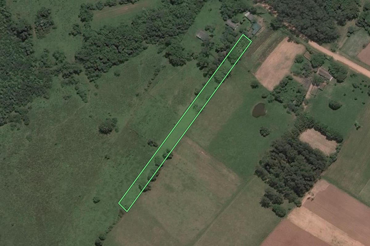 Imagem de satélite do imóvel rural em Santa Maria (RS), com o contorno declarado no CAR desenhado por cima.