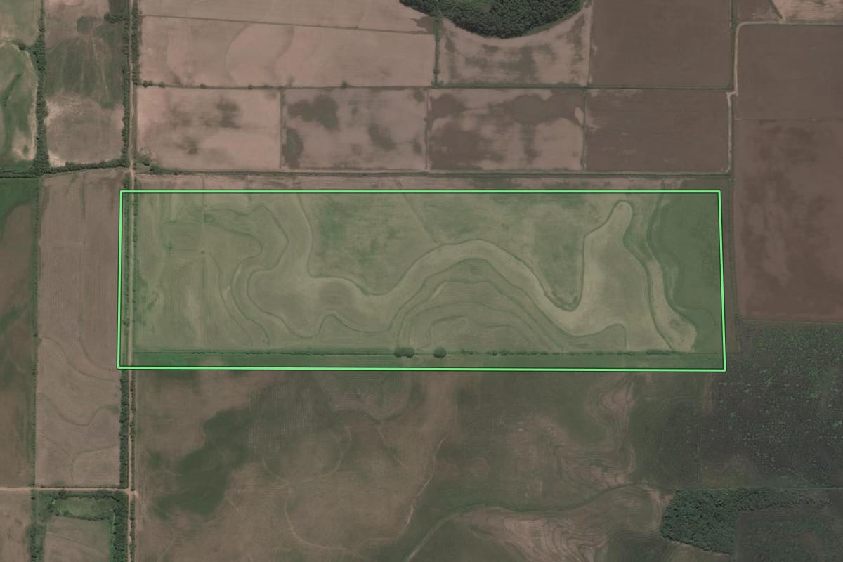 Imagem de satélite do imóvel rural em Santa Maria (RS), com o contorno declarado no CAR desenhado por cima.