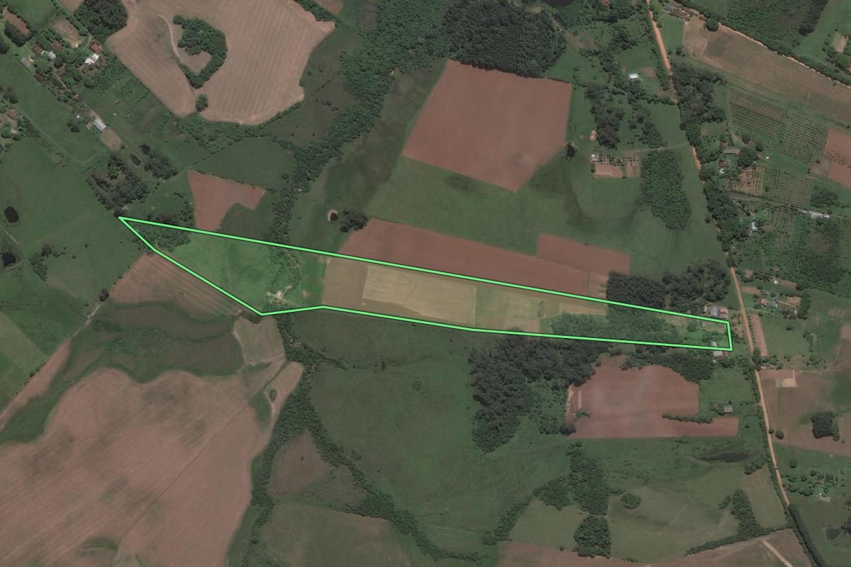 Imagem de satélite do imóvel rural em Santa Maria (RS), com o contorno declarado no CAR desenhado por cima.