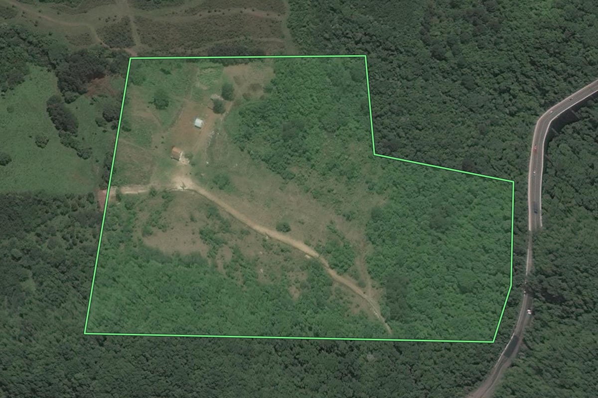 Imagem de satélite do imóvel rural em Santa Maria (RS), com o contorno declarado no CAR desenhado por cima.
