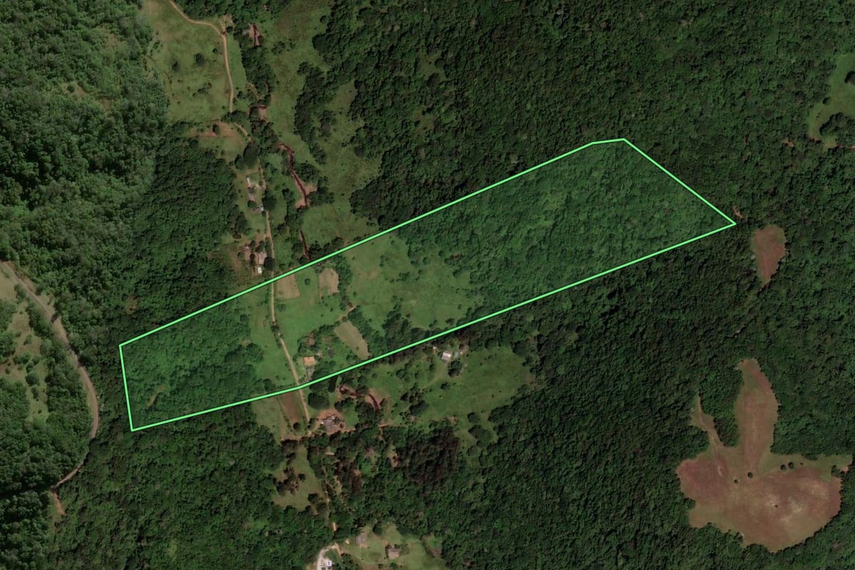 Imagem de satélite do imóvel rural em Santa Maria (RS), com o contorno declarado no CAR desenhado por cima.