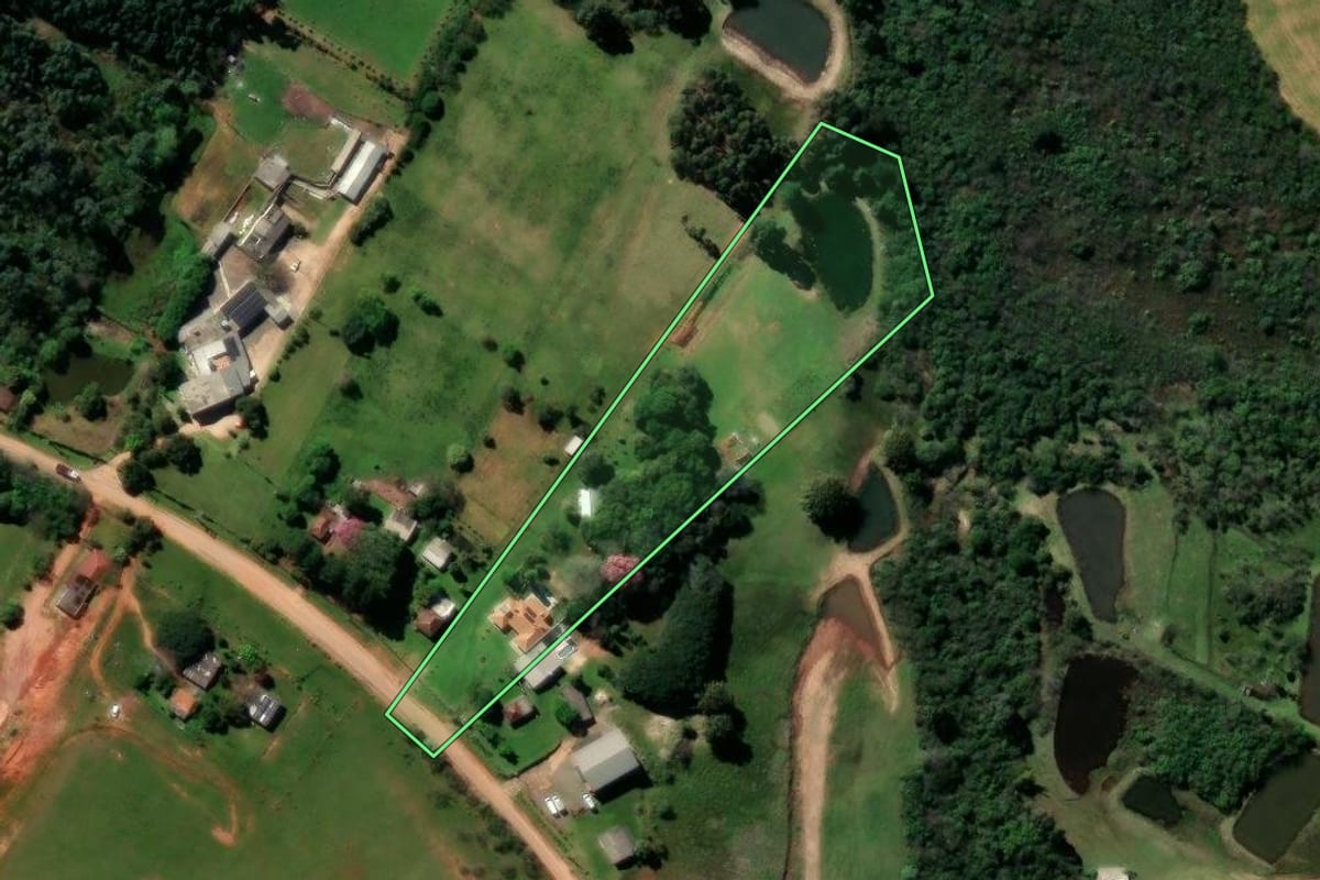 Imagem de satélite do imóvel rural em Santa Maria (RS), com o contorno declarado no CAR desenhado por cima.