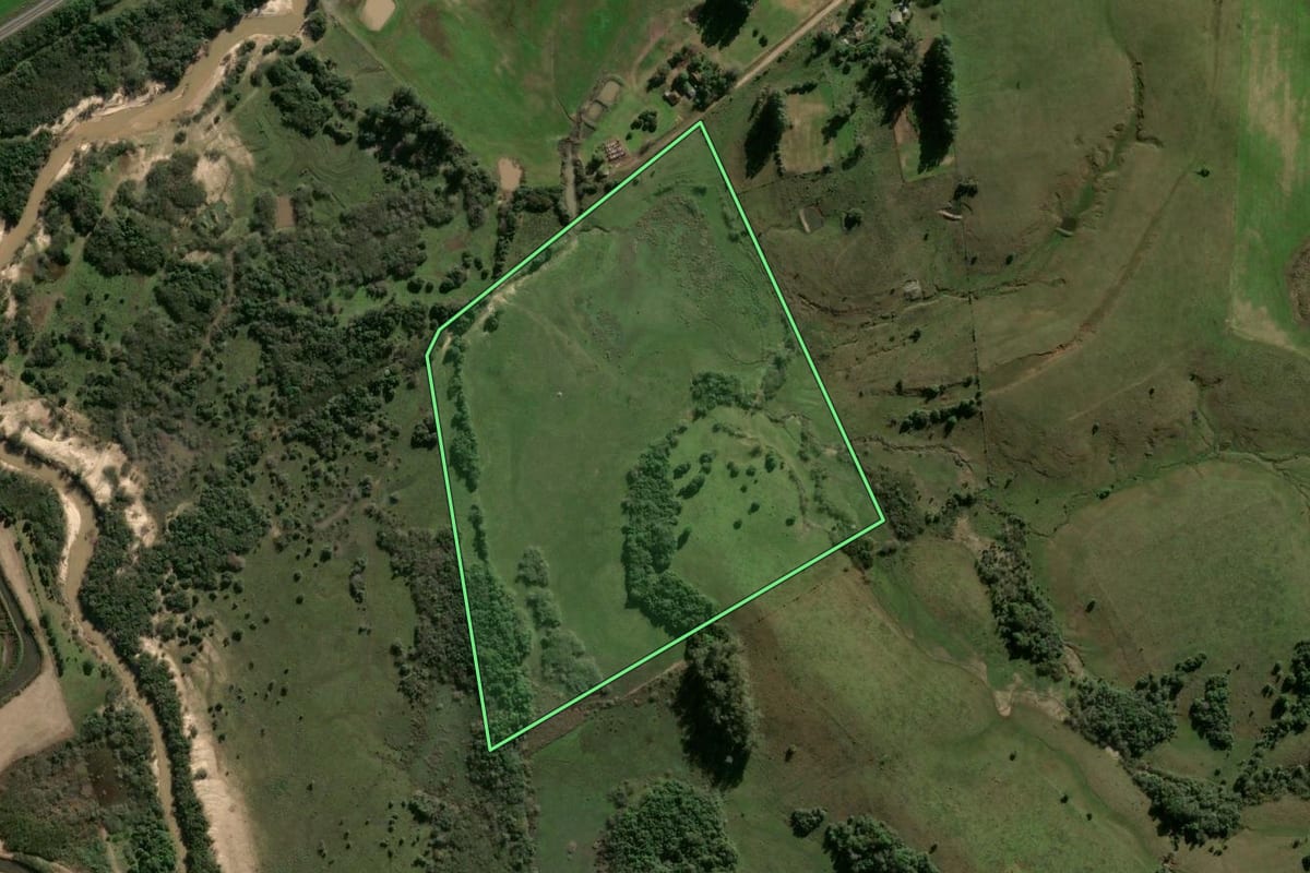 Imagem de satélite do imóvel rural em Santa Maria (RS), com o contorno declarado no CAR desenhado por cima.