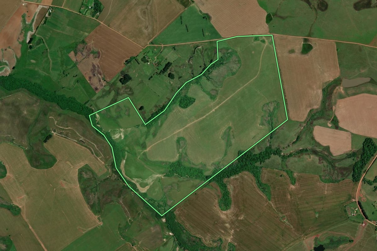 Imagem de satélite do imóvel rural em Santa Maria (RS), com o contorno declarado no CAR desenhado por cima.