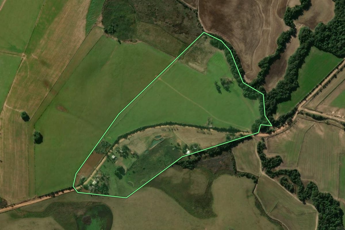 Imagem de satélite do imóvel rural em Santa Maria (RS), com o contorno declarado no CAR desenhado por cima.