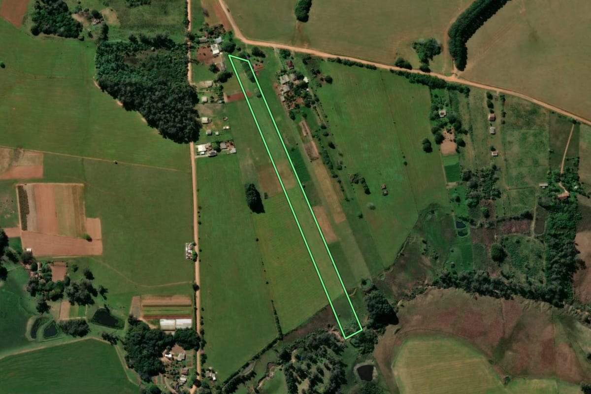 Imagem de satélite do imóvel rural em Santa Maria (RS), com o contorno declarado no CAR desenhado por cima.