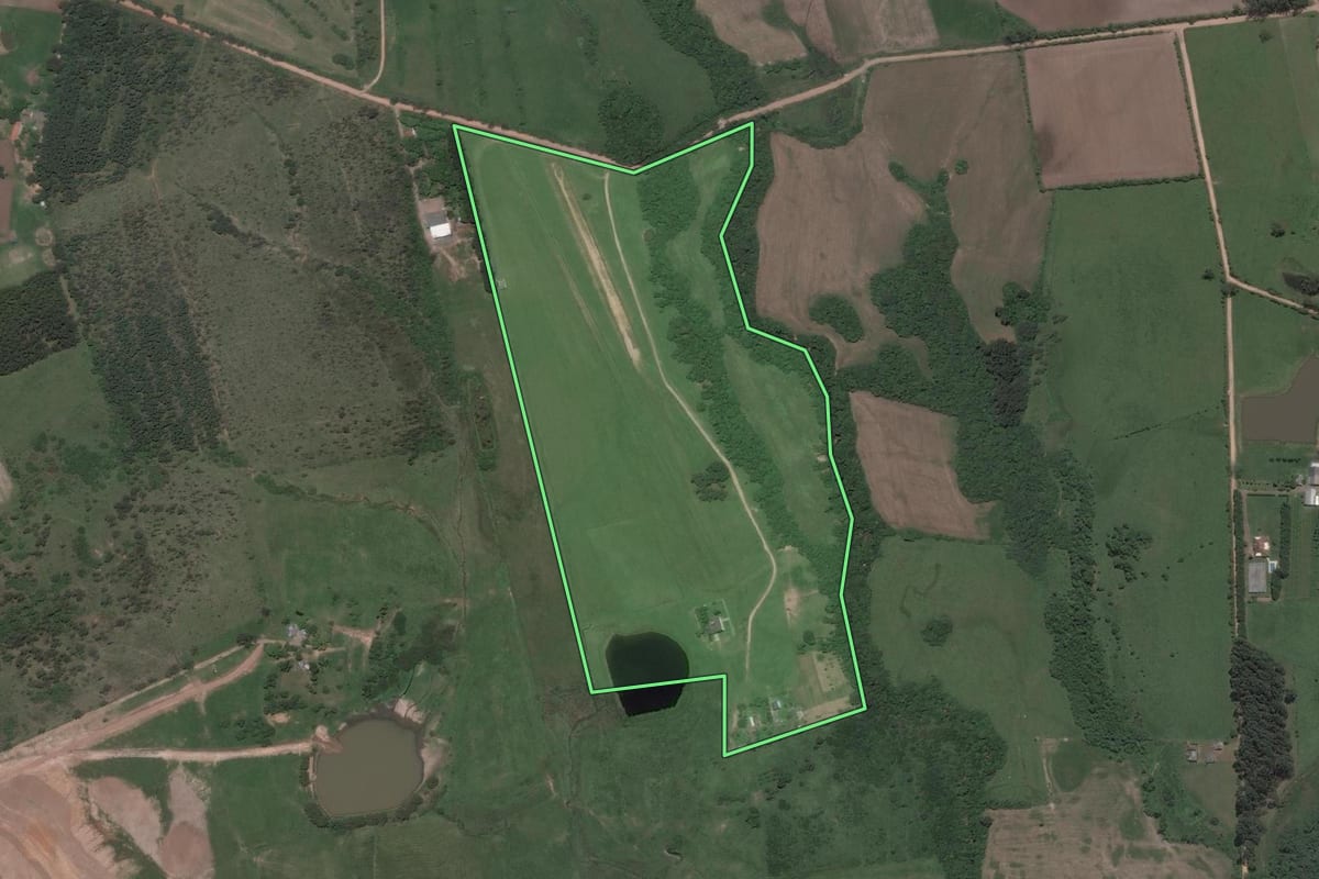 Imagem de satélite do imóvel rural em Santa Maria (RS), com o contorno declarado no CAR desenhado por cima.