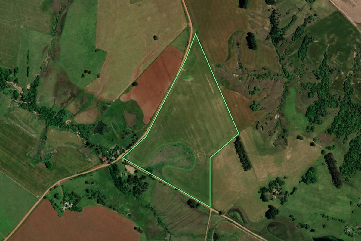 Imagem de satélite do imóvel rural em Santa Maria (RS), com o contorno declarado no CAR desenhado por cima.
