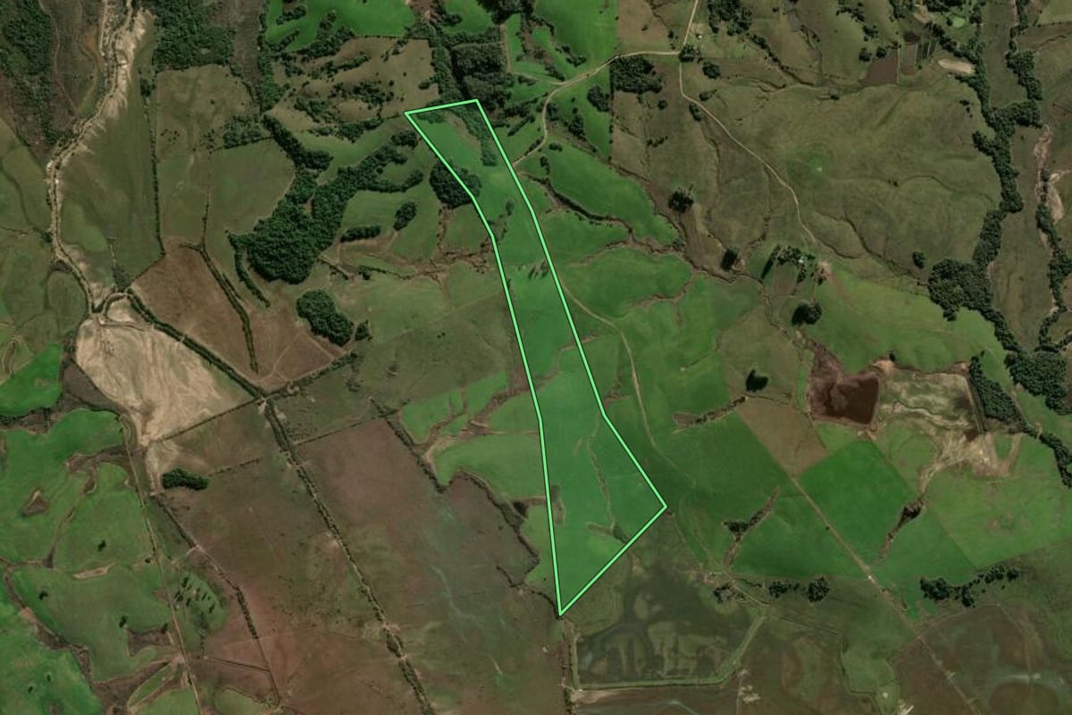Imagem de satélite do imóvel rural em Santa Maria (RS), com o contorno declarado no CAR desenhado por cima.
