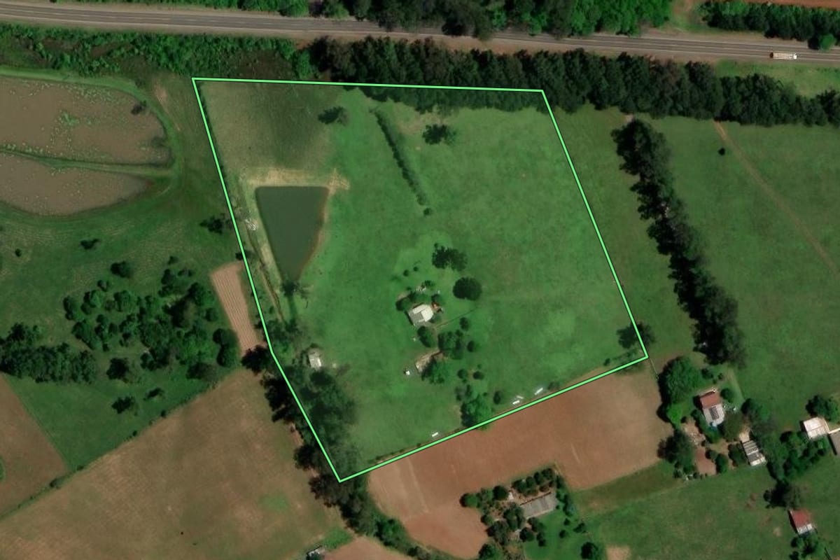 Imagem de satélite do imóvel rural em Santa Maria (RS), com o contorno declarado no CAR desenhado por cima.