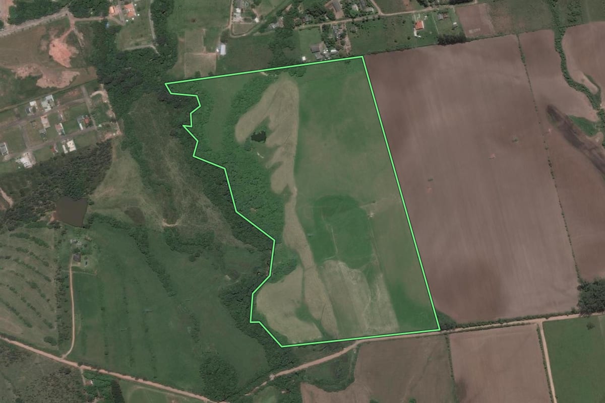 Imagem de satélite do imóvel rural em Santa Maria (RS), com o contorno declarado no CAR desenhado por cima.