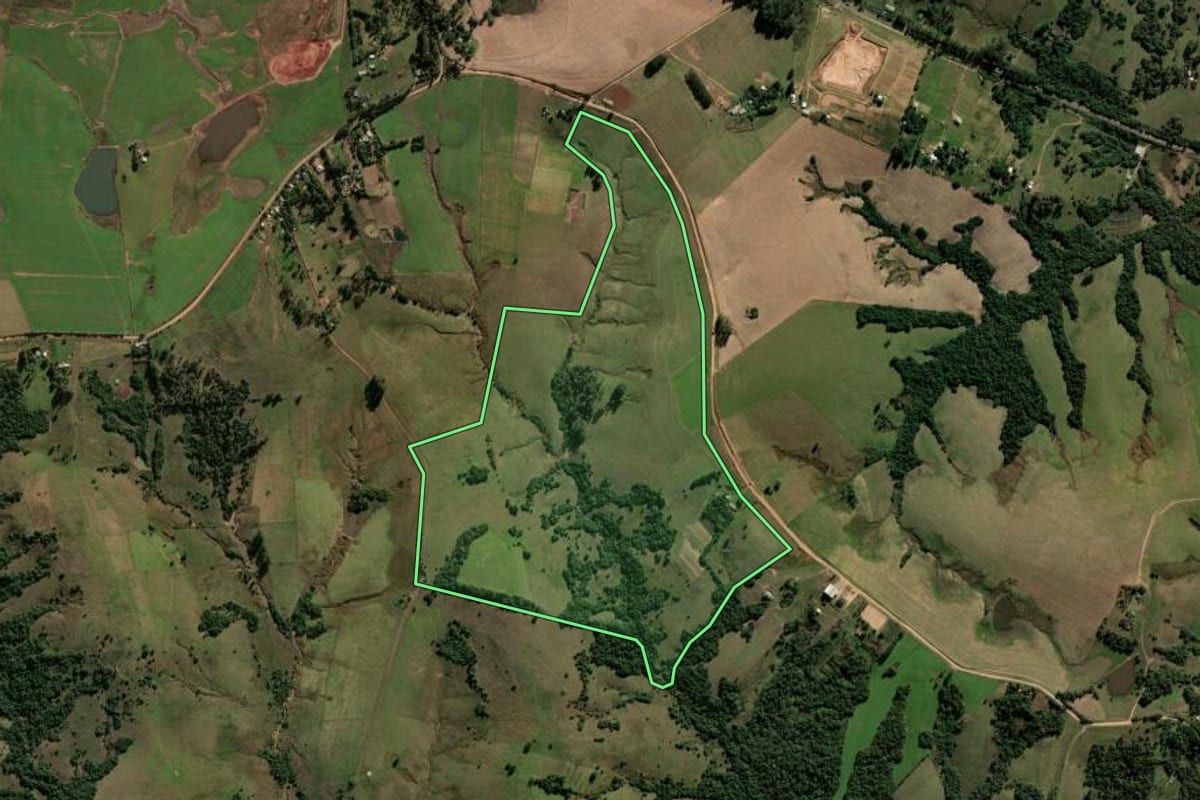 Imagem de satélite do imóvel rural em Santa Maria (RS), com o contorno declarado no CAR desenhado por cima.