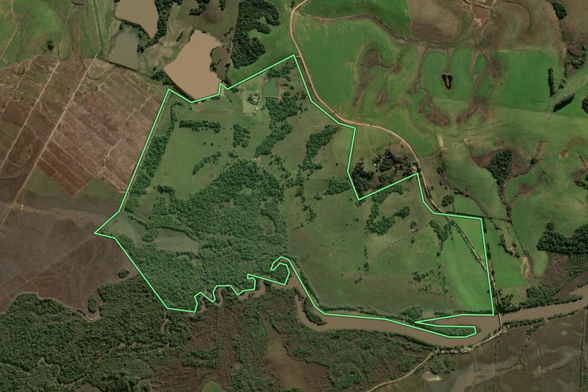 Imagem de satélite do imóvel rural em Santa Maria (RS), com o contorno declarado no CAR desenhado por cima.