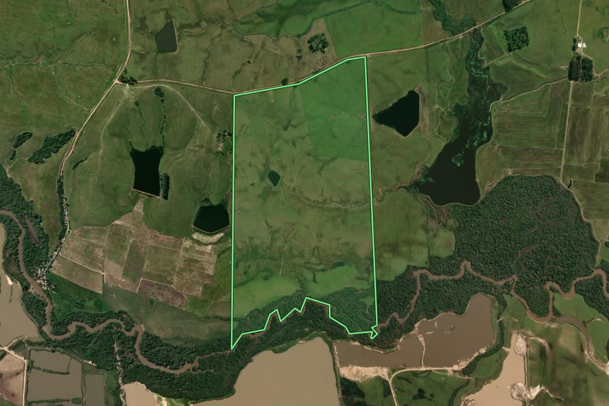 Imagem de satélite do imóvel rural em Santa Maria (RS), com o contorno declarado no CAR desenhado por cima.