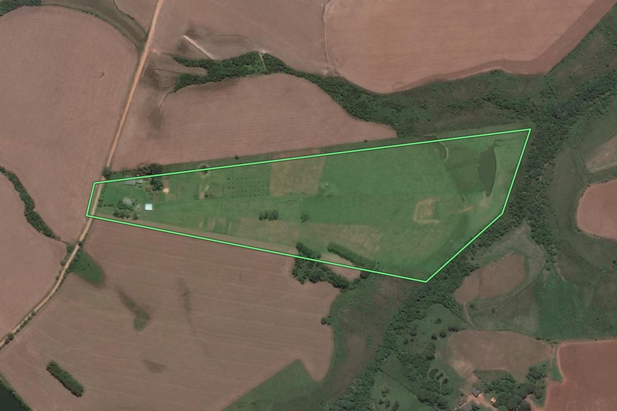 Imagem de satélite do imóvel rural em Santa Maria (RS), com o contorno declarado no CAR desenhado por cima.