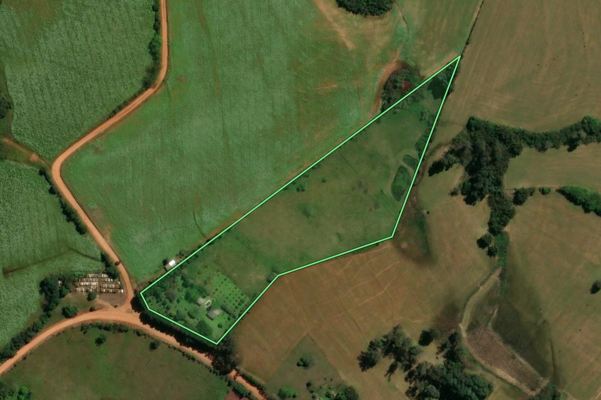 Imagem de satélite do imóvel rural em Santa Maria (RS), com o contorno declarado no CAR desenhado por cima.