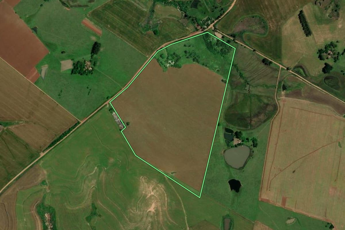 Imagem de satélite do imóvel rural em Santa Maria (RS), com o contorno declarado no CAR desenhado por cima.