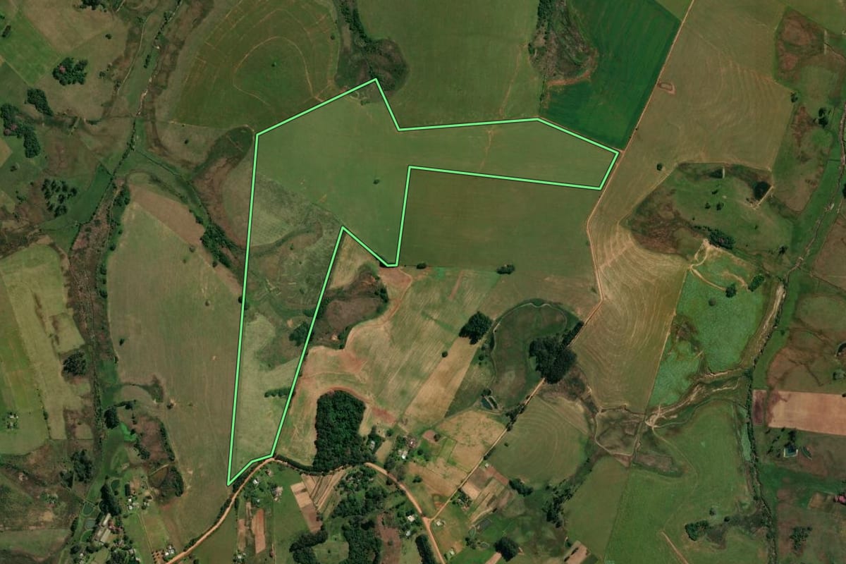 Imagem de satélite do imóvel rural em Santa Maria (RS), com o contorno declarado no CAR desenhado por cima.