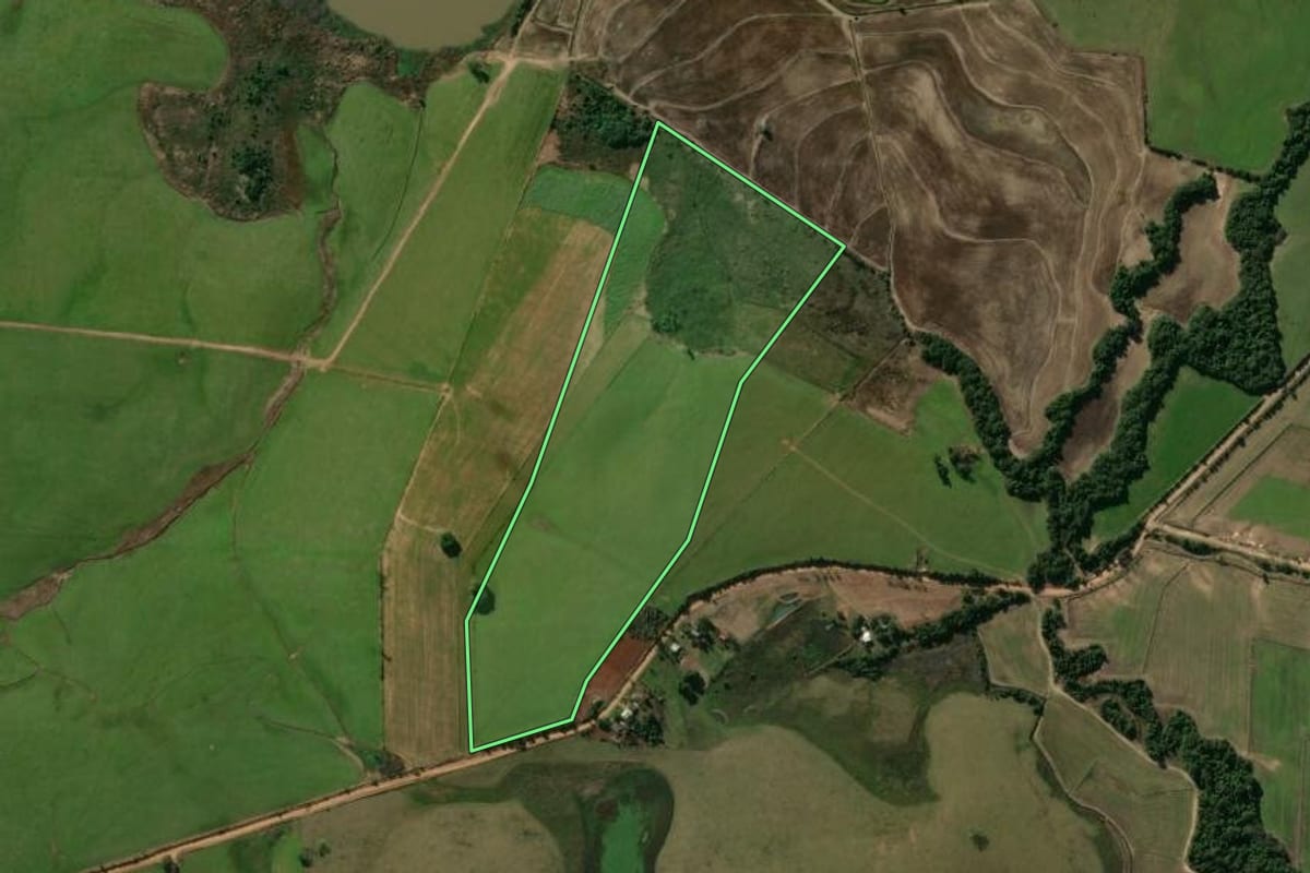Imagem de satélite do imóvel rural em Santa Maria (RS), com o contorno declarado no CAR desenhado por cima.