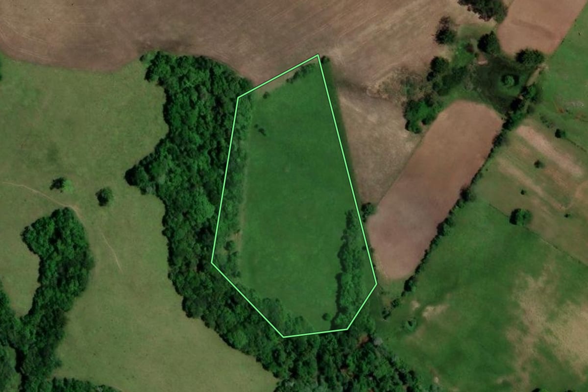 Imagem de satélite do imóvel rural em Santa Maria (RS), com o contorno declarado no CAR desenhado por cima.
