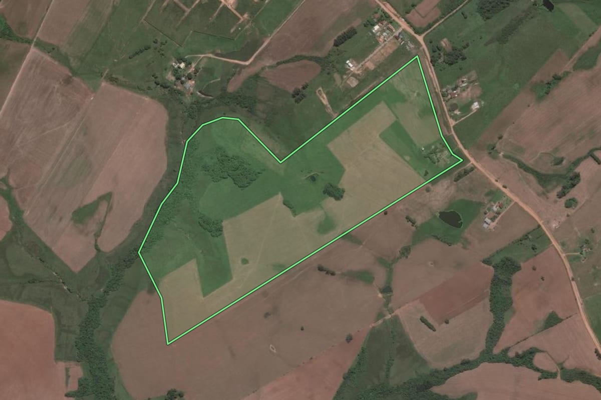 Imagem de satélite do imóvel rural em Santa Maria (RS), com o contorno declarado no CAR desenhado por cima.