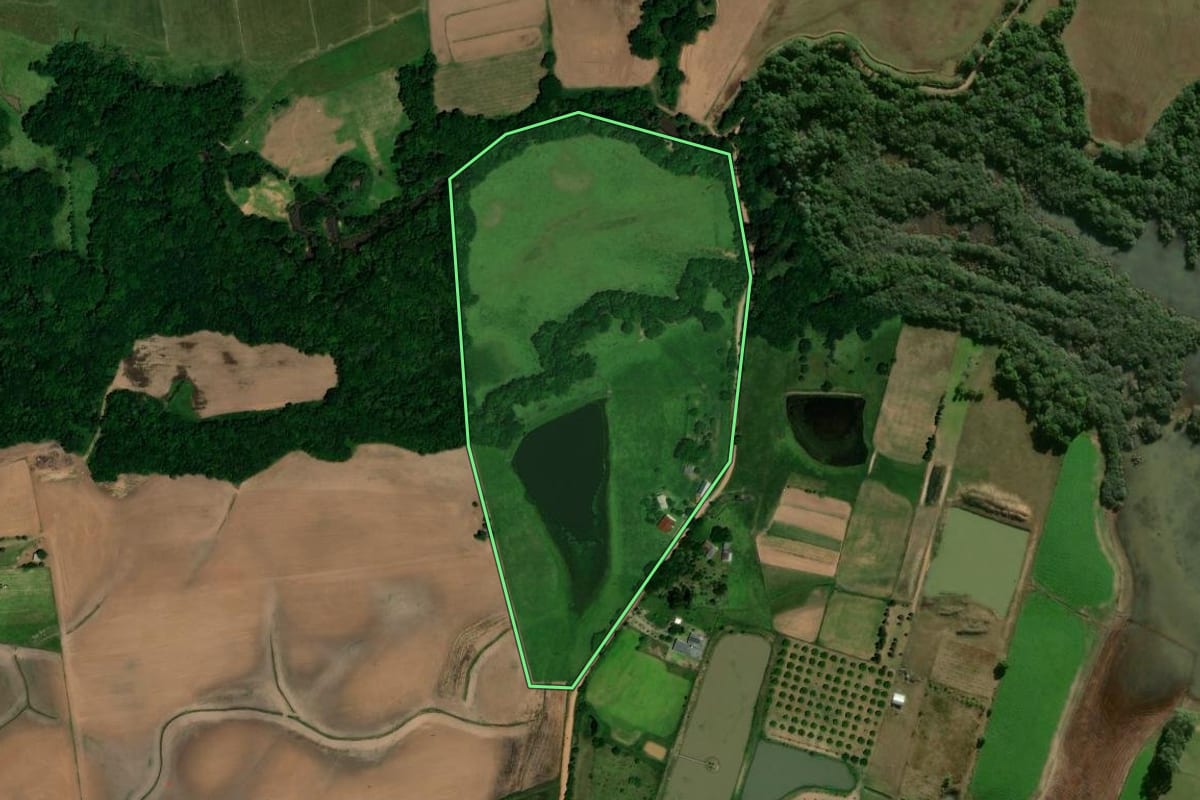 Imagem de satélite do imóvel rural em Santa Maria (RS), com o contorno declarado no CAR desenhado por cima.