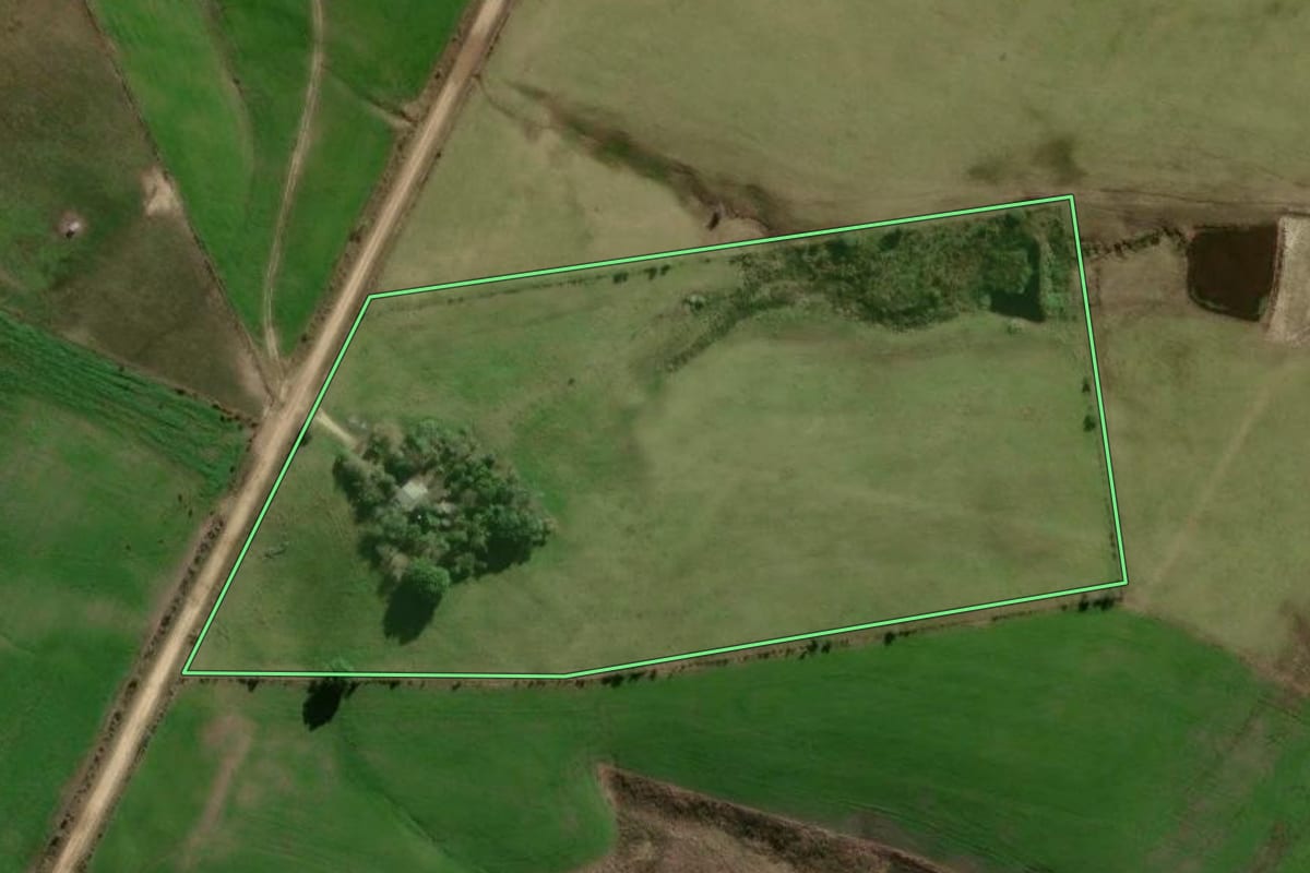 Imagem de satélite do imóvel rural em Santa Maria (RS), com o contorno declarado no CAR desenhado por cima.