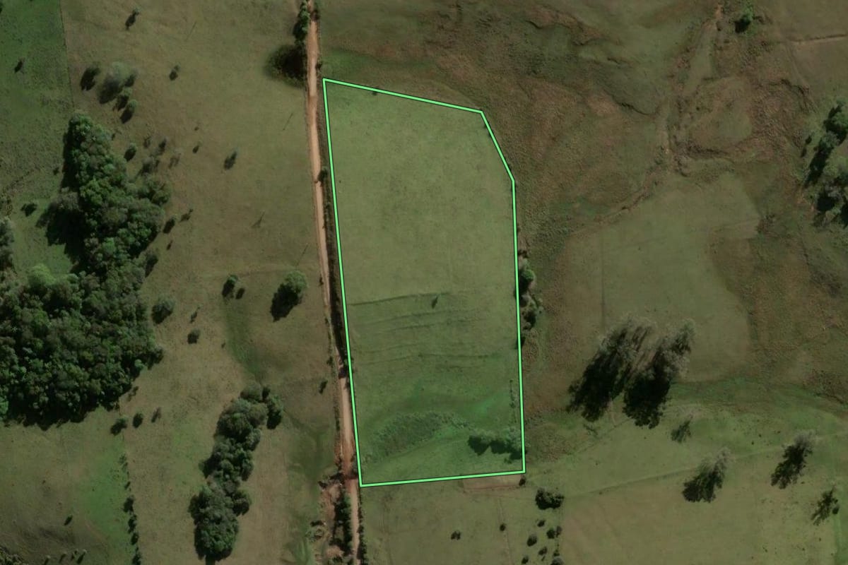 Imagem de satélite do imóvel rural em Santa Maria (RS), com o contorno declarado no CAR desenhado por cima.