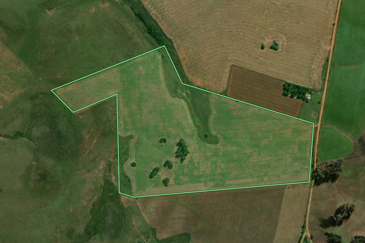 Imagem de satélite do imóvel rural em Santa Maria (RS), com o contorno declarado no CAR desenhado por cima.
