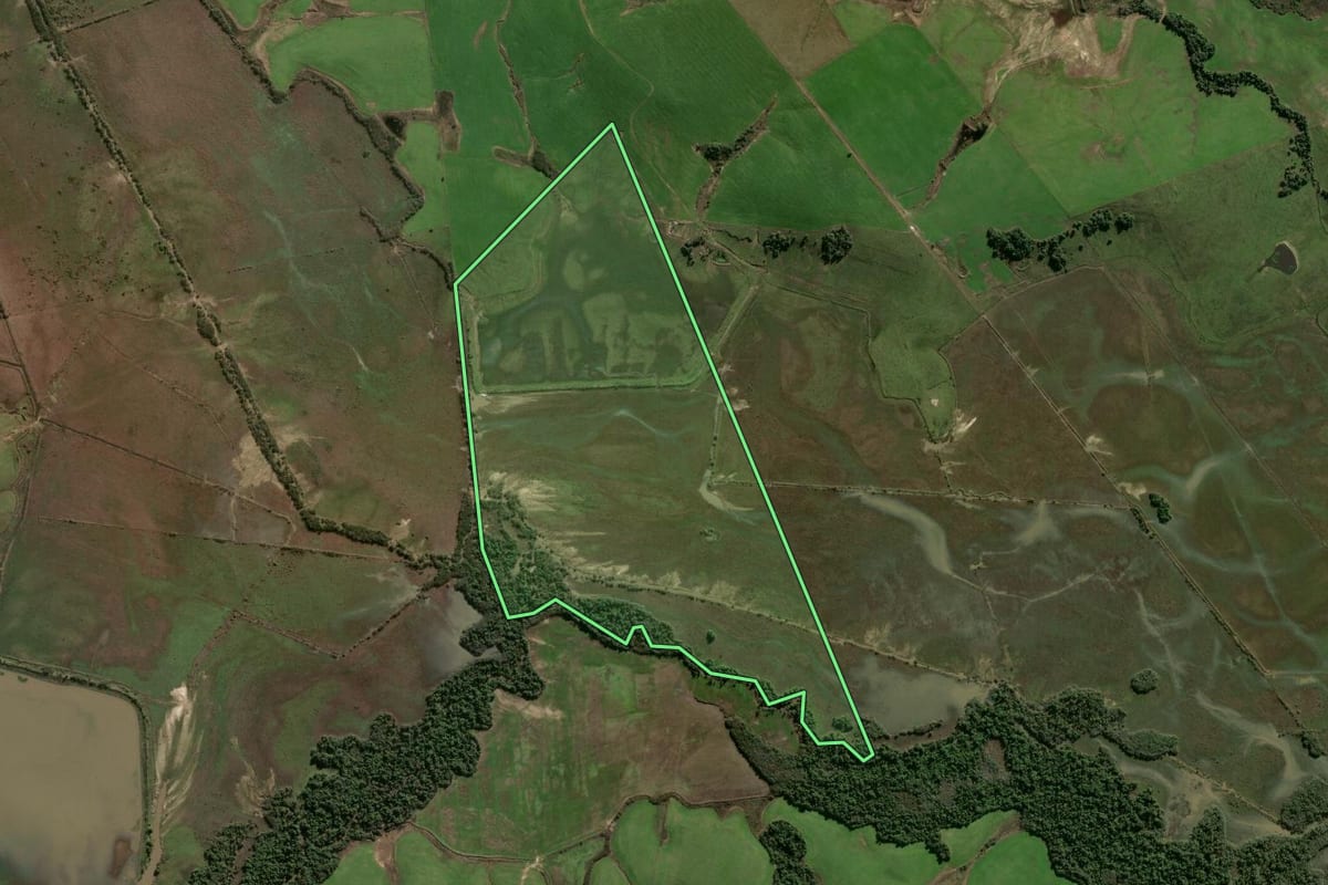Imagem de satélite do imóvel rural em Santa Maria (RS), com o contorno declarado no CAR desenhado por cima.