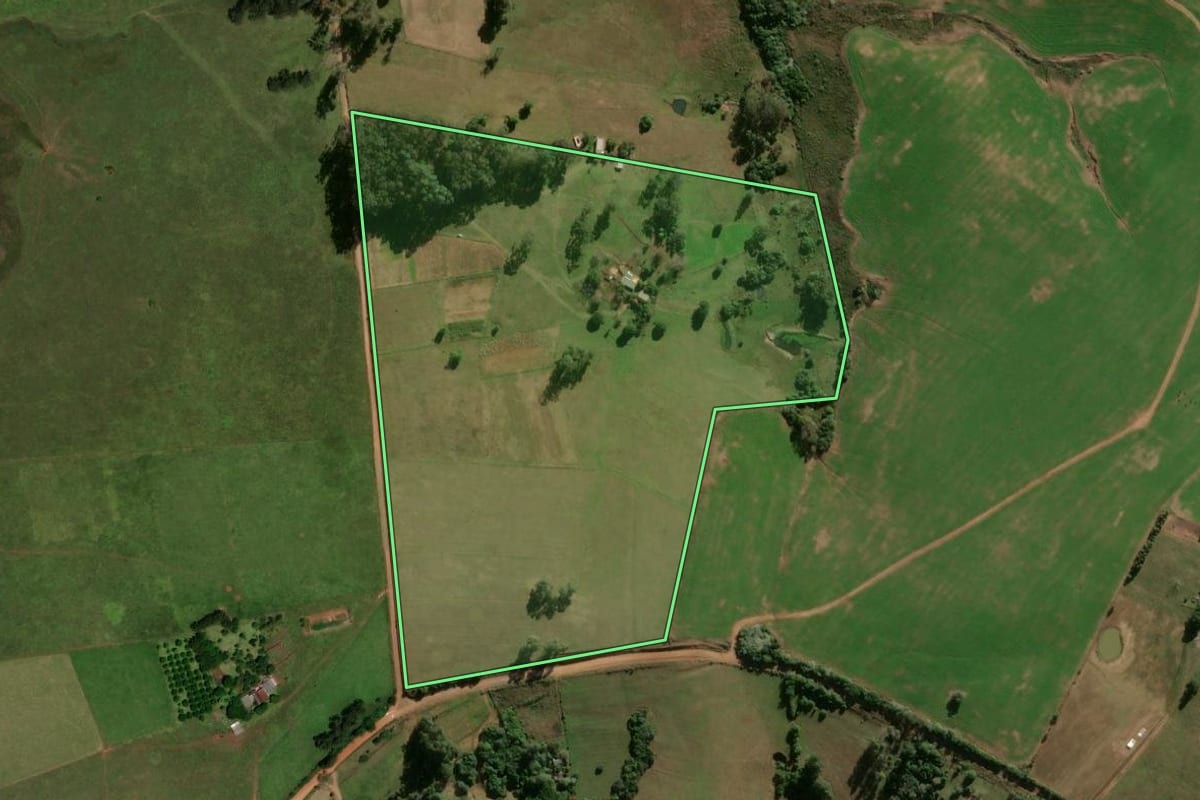 Imagem de satélite do imóvel rural em Santa Maria (RS), com o contorno declarado no CAR desenhado por cima.