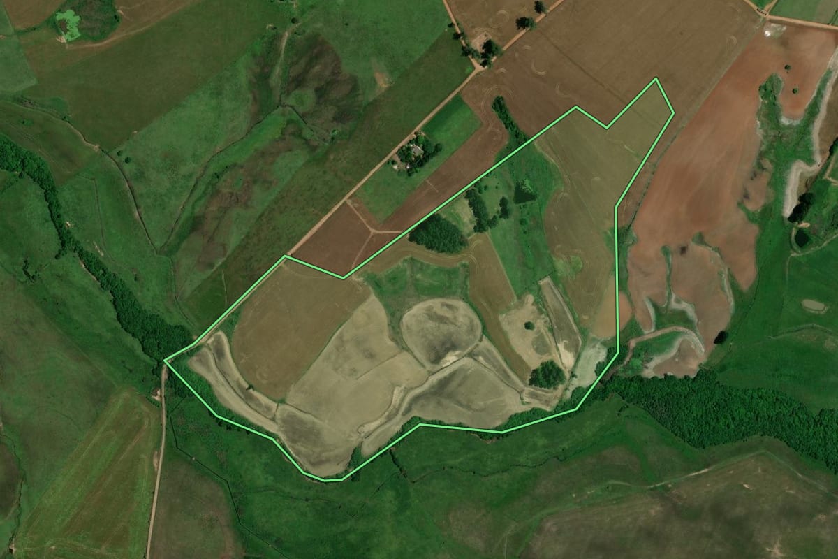 Imagem de satélite do imóvel rural em Santa Maria (RS), com o contorno declarado no CAR desenhado por cima.