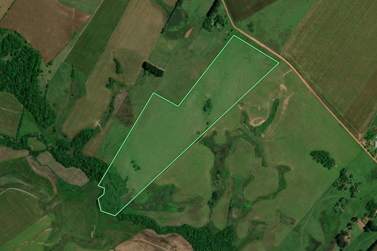 Imagem de satélite do imóvel rural em Santa Maria (RS), com o contorno declarado no CAR desenhado por cima.