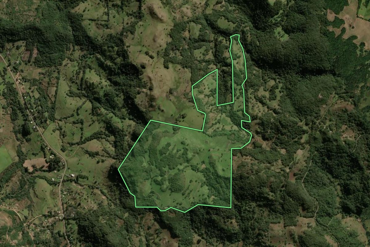 Imagem de satélite do imóvel rural em Santa Maria (RS), com o contorno declarado no CAR desenhado por cima.