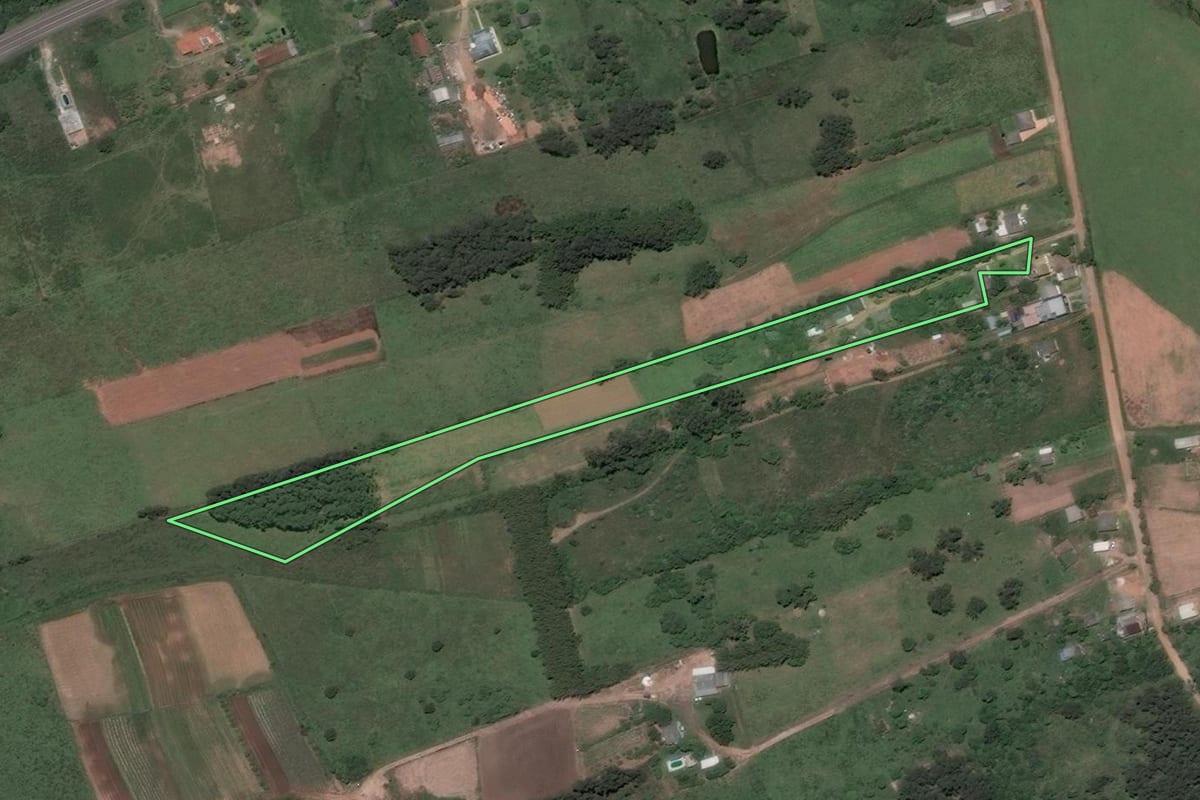 Imagem de satélite do imóvel rural em Santa Maria (RS), com o contorno declarado no CAR desenhado por cima.