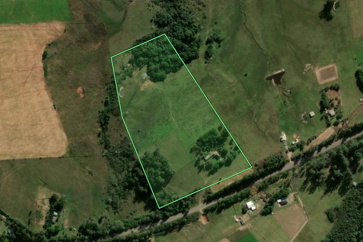 Imagem de satélite do imóvel rural em Santa Maria (RS), com o contorno declarado no CAR desenhado por cima.