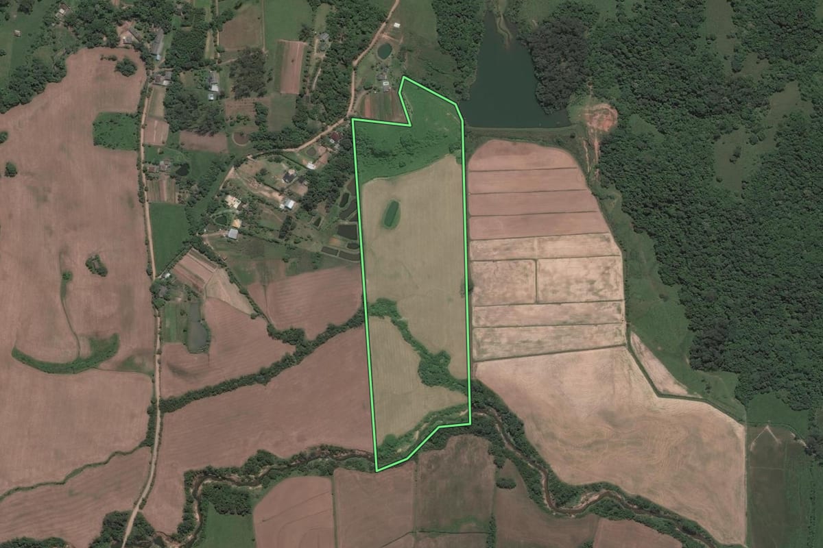 Imagem de satélite do imóvel rural em Santa Maria (RS), com o contorno declarado no CAR desenhado por cima.
